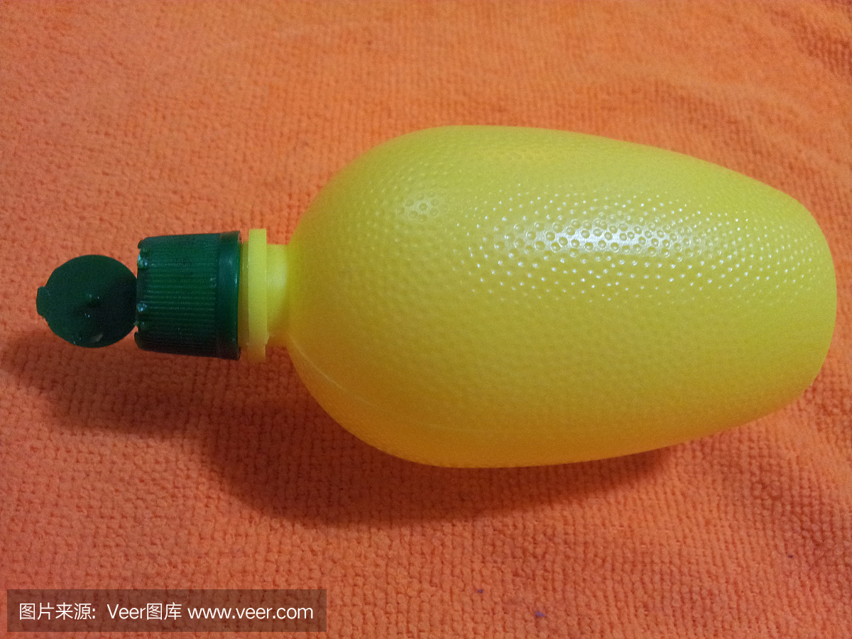 柠檬汁瓶与绿色的帽子