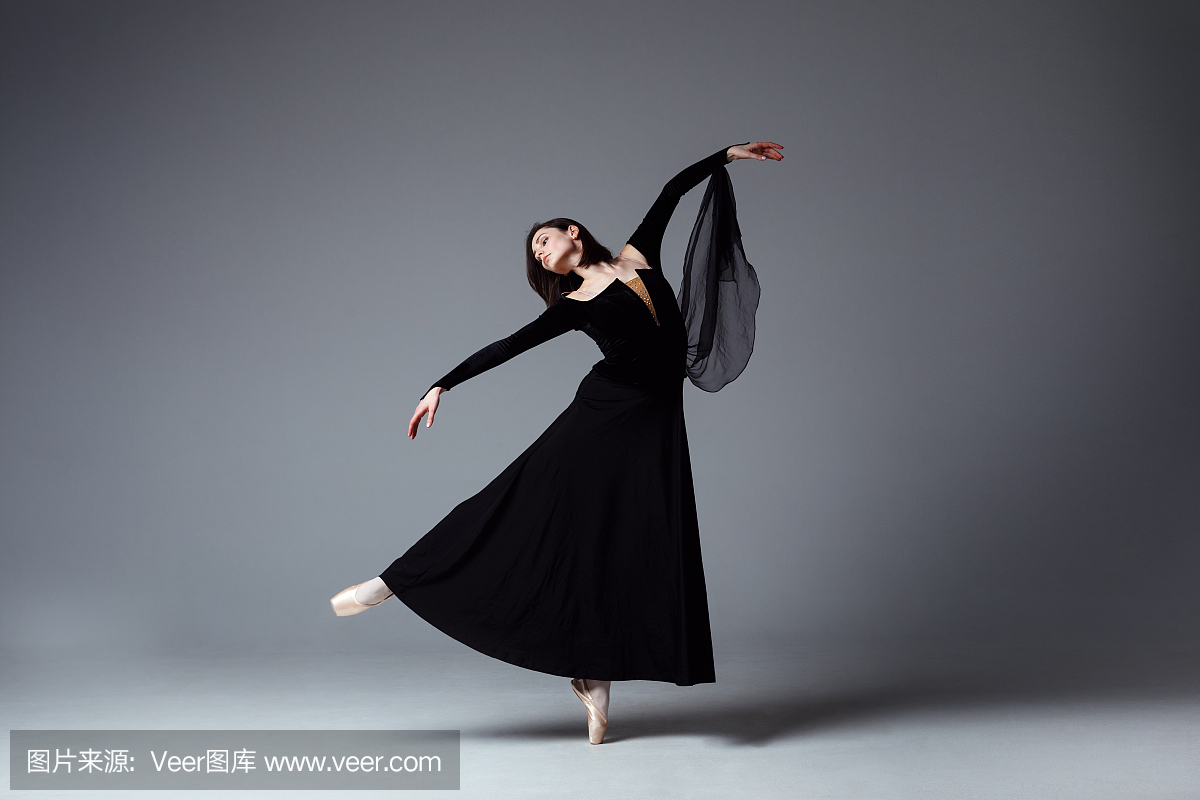 苗条芭蕾舞演员在黑色长长的连衣裙