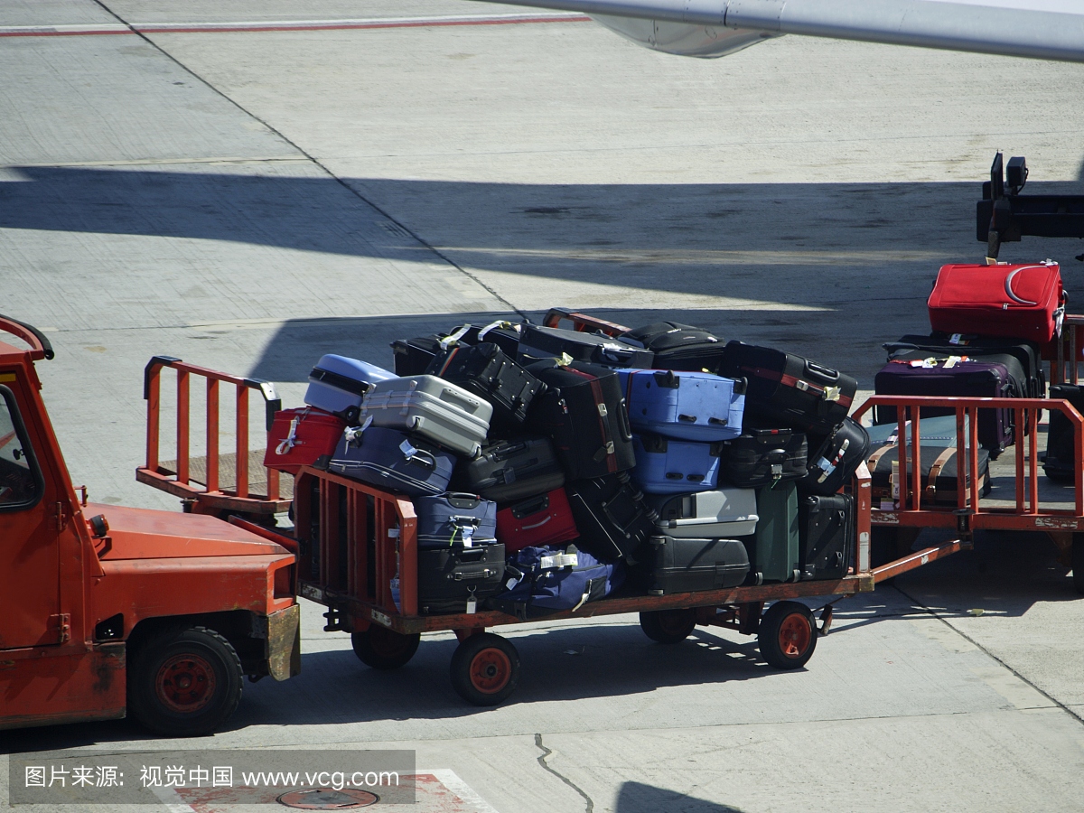 行李车在机场停机坪,特内里费岛,加那利群岛,西班牙