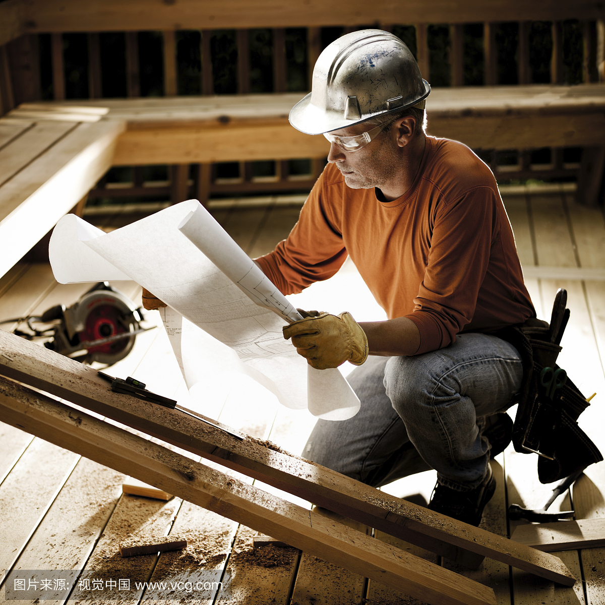 建筑工人与蓝图
