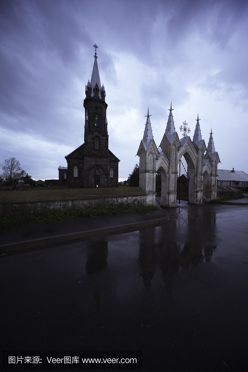 天黑教堂在夜里