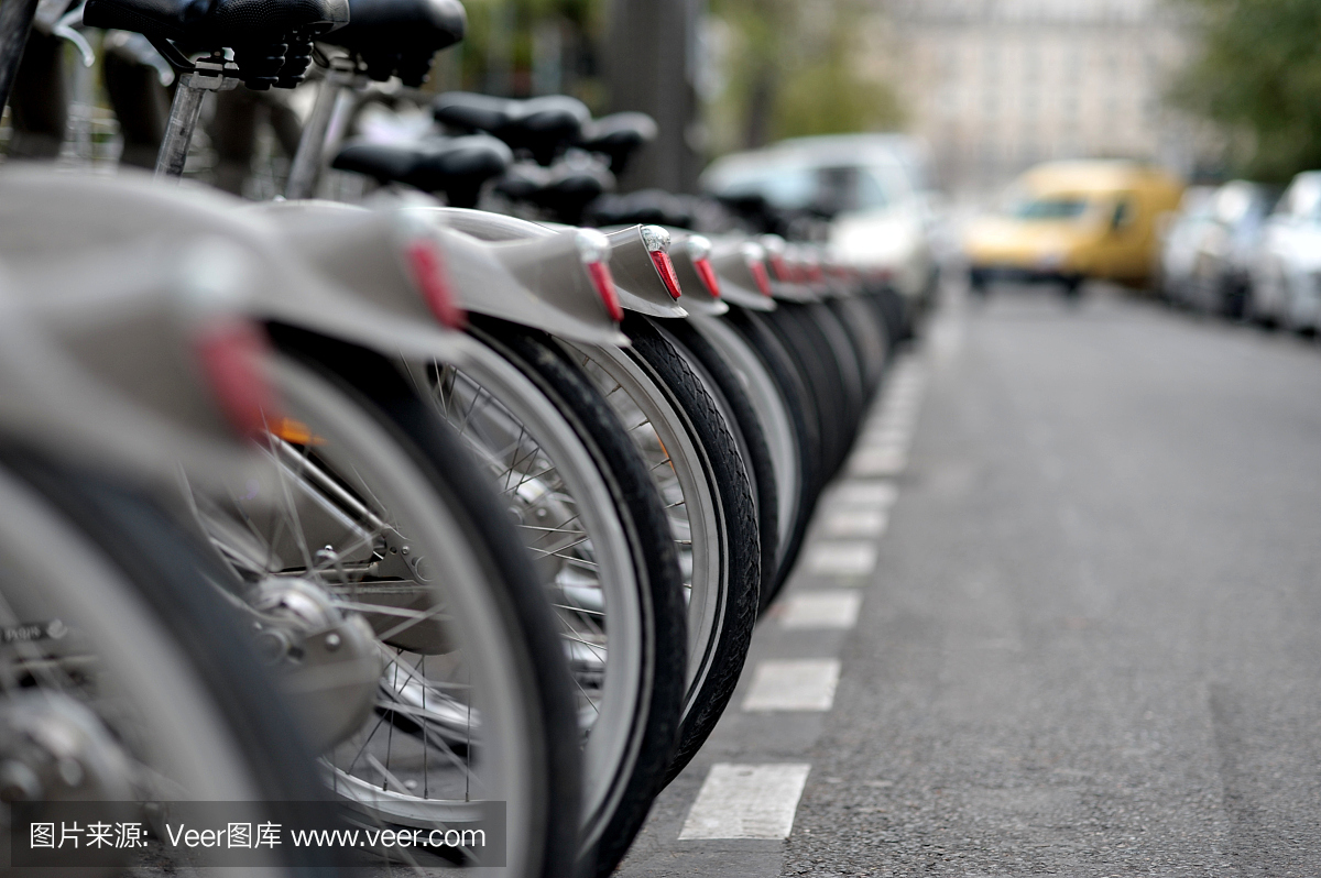 Velib出租自行车排队在巴黎法国
