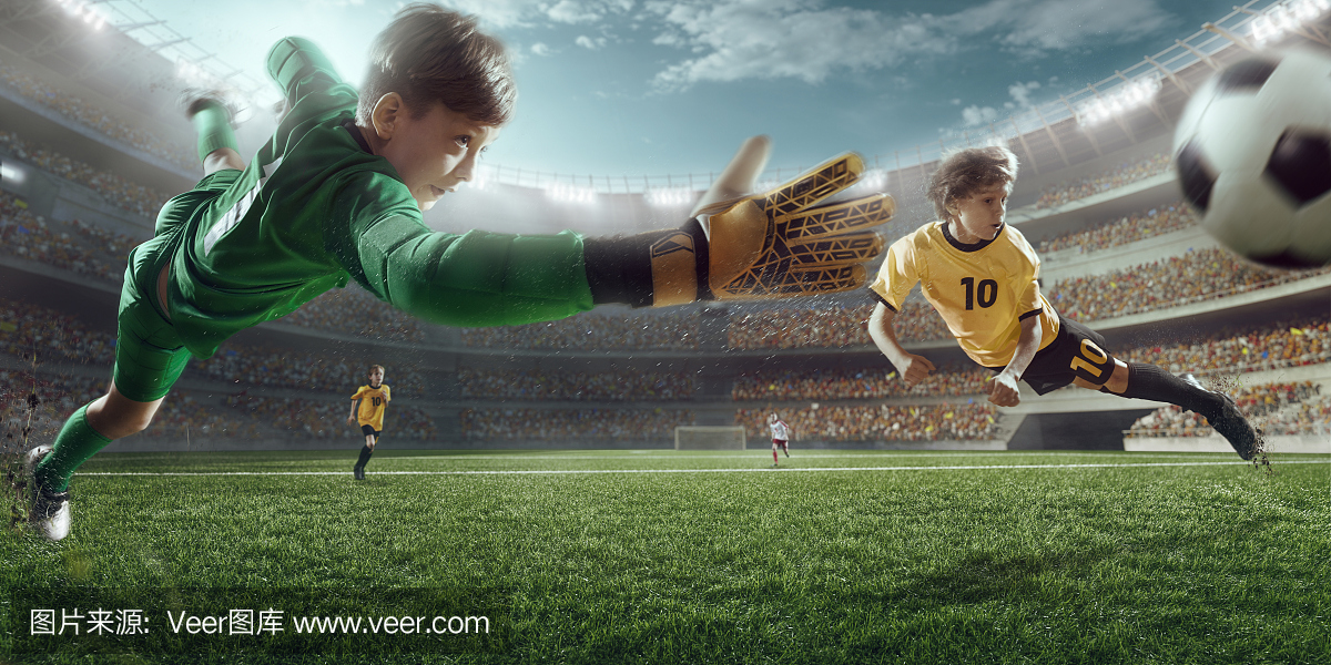 足球队玩家打进一球。守门员试图打球