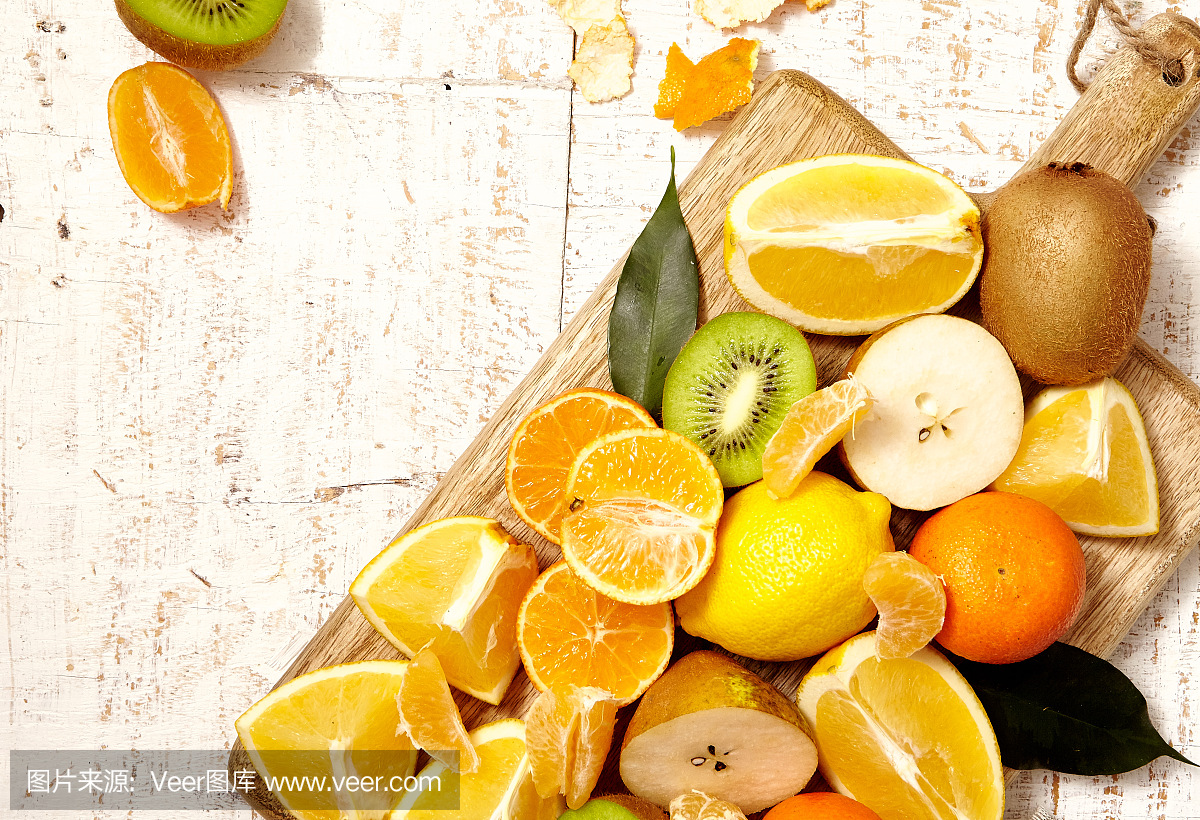 准备热带柑橘类水果为有机果汁。