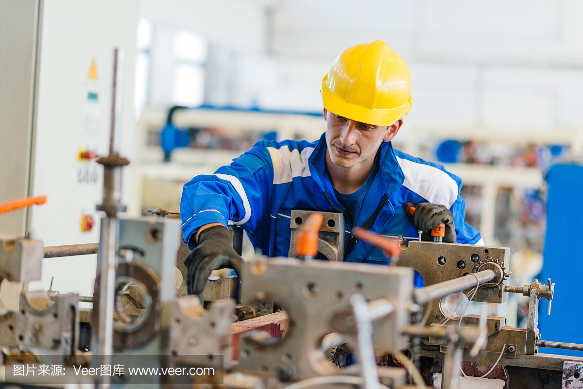 修理工在工厂照顾破碎机
