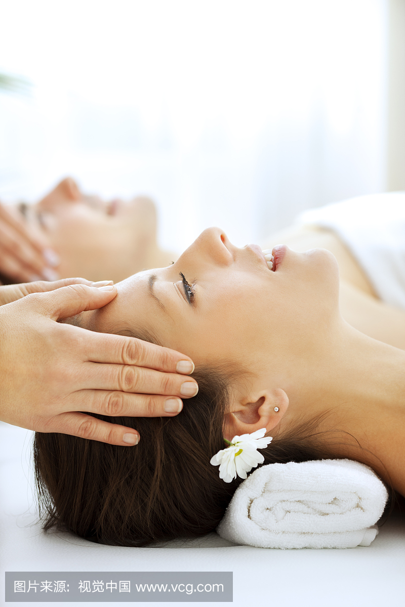 夫妇在水疗中心按摩按摩