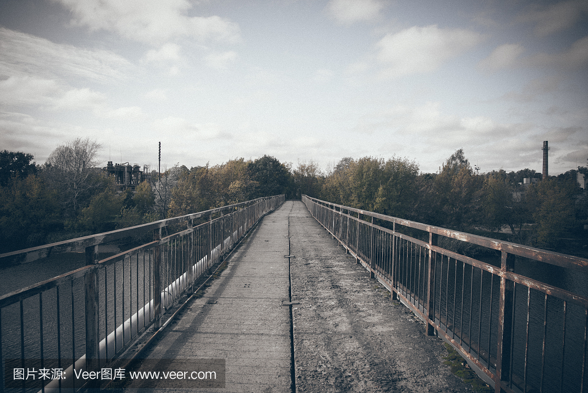 老桥与生锈的金属轨道。复古粒状电影看。