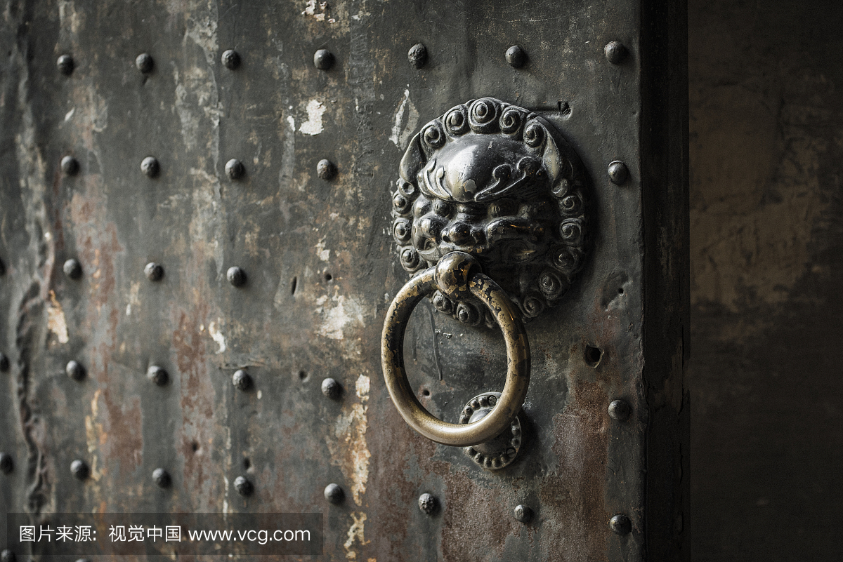 古老大门上的兽面衔环兽面门环