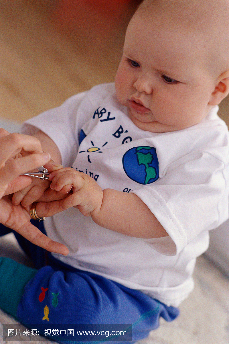 有指甲修剪的宝宝