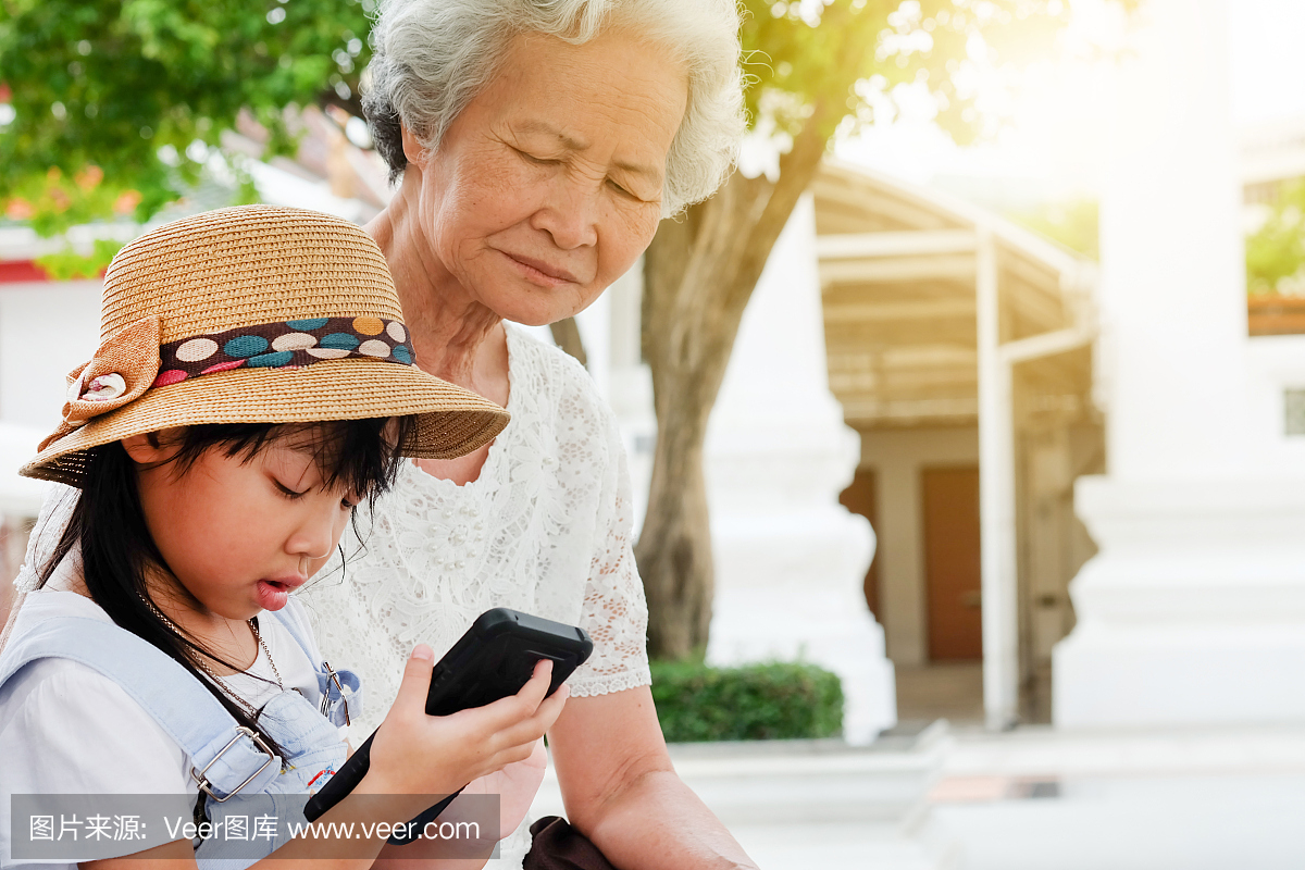 亚洲的小孩女孩会上瘾,玩手机沉迷游戏,有一位