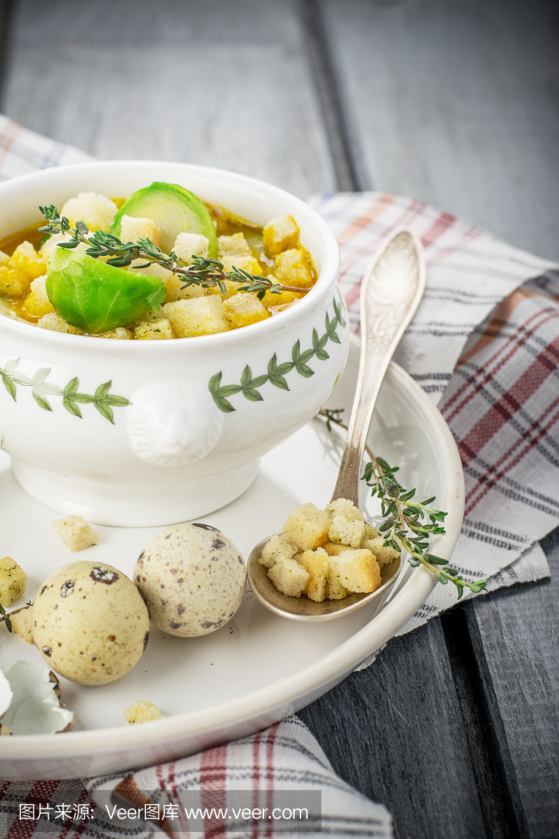 厚的蔬菜汤泥浆与布鲁塞尔芽菜,油煎面包子,南瓜籽