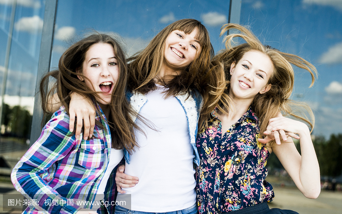三名年轻女子连续摇头发