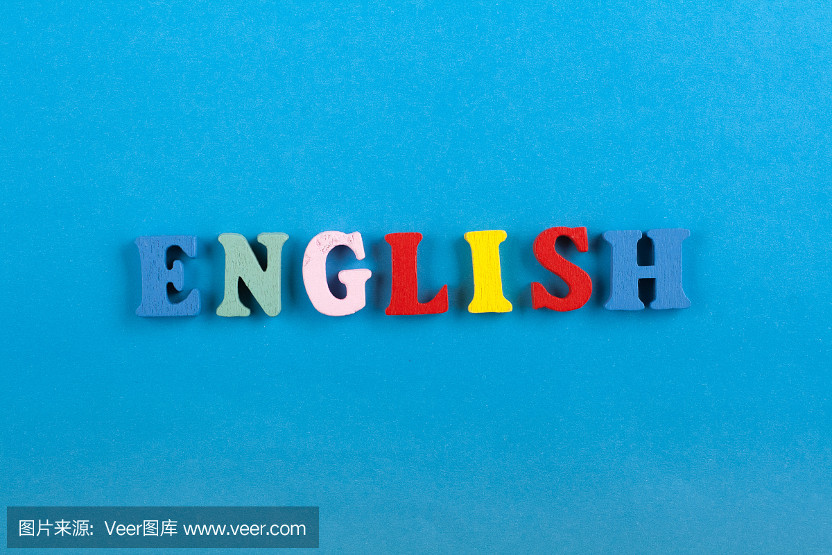 蓝色背景上的英文单词由多彩的abc字母表块组