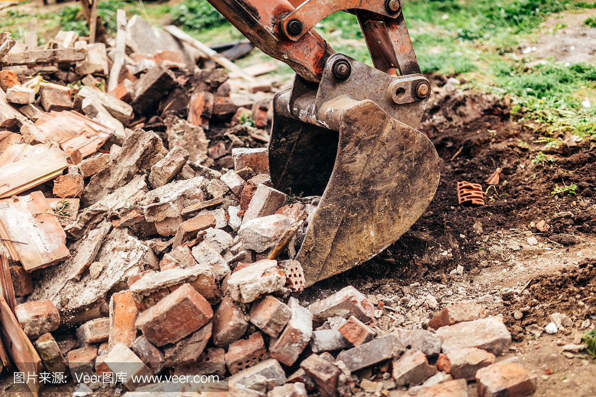 反铲挖掘机在建造房屋期间拆除建筑物和收集残