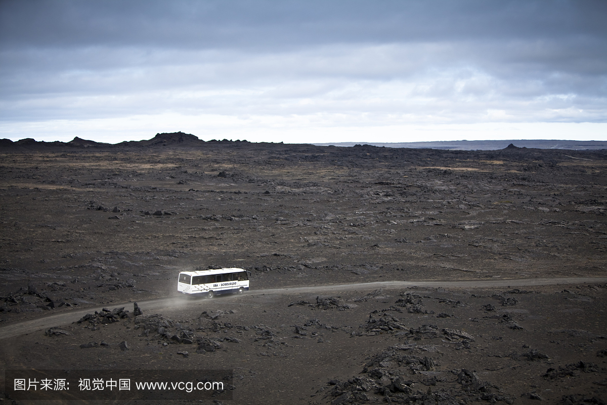 驾车穿过雷克詹内斯半岛的熔岩场。