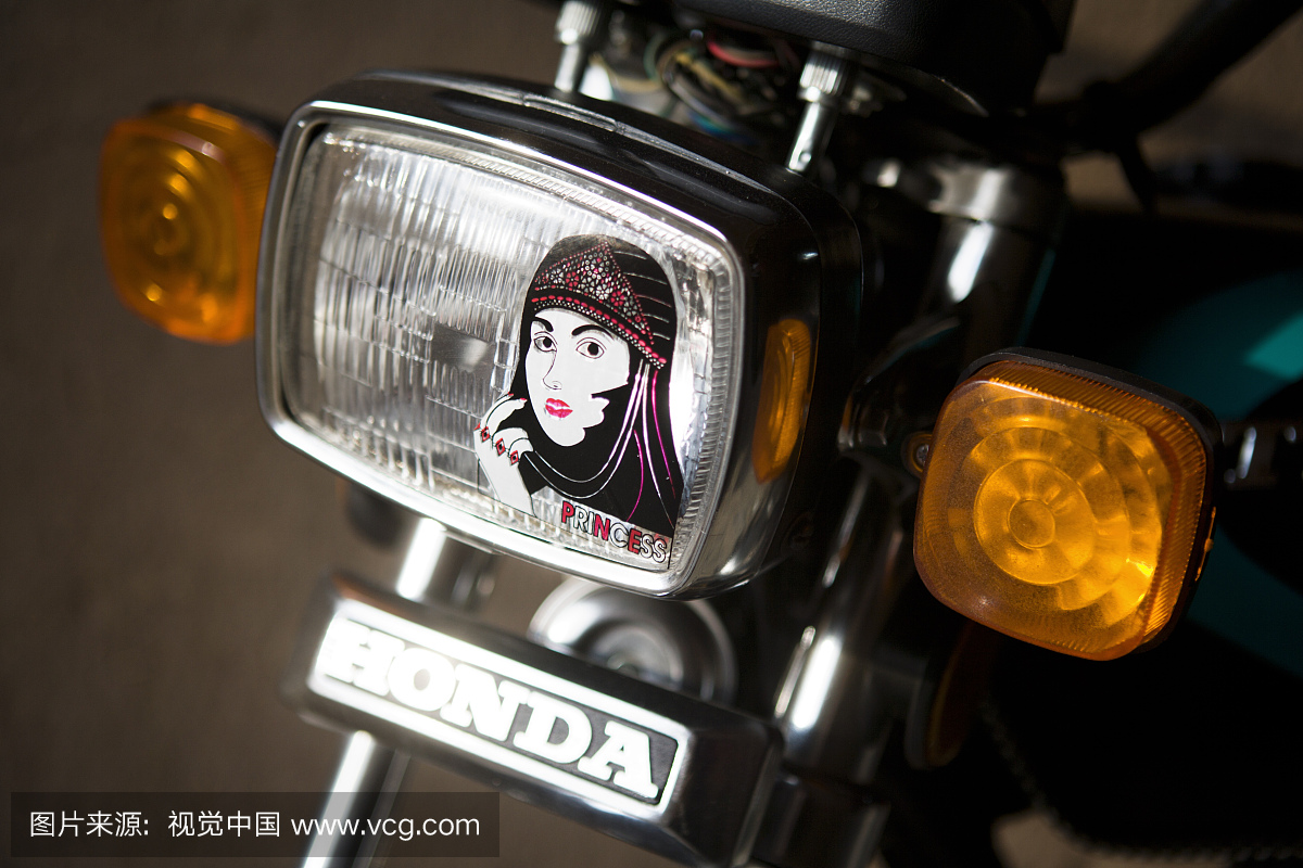 戴着头巾的伊斯兰公主的贴纸在摩托车前灯上。