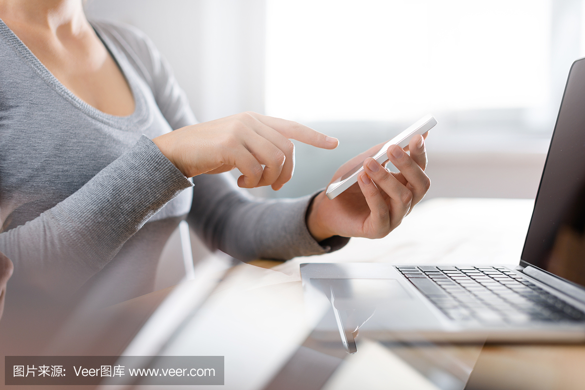 手打字在手机屏幕上在线打开笔记本电脑,指点