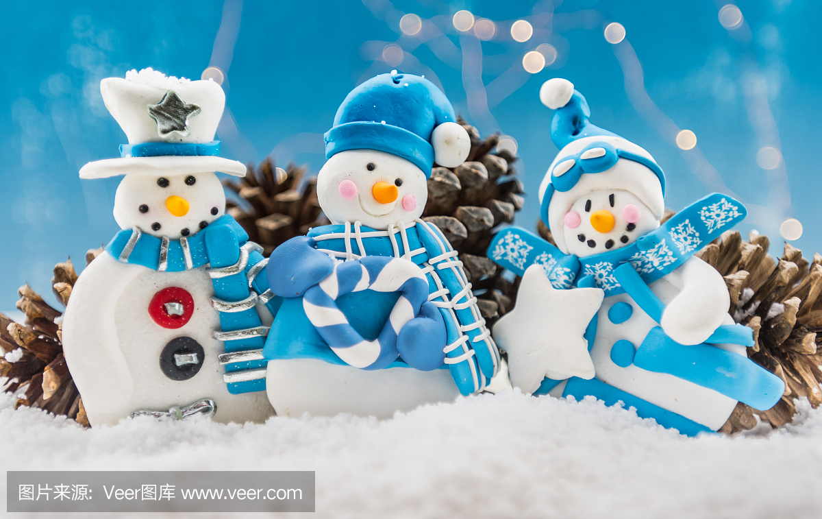 三个雪人装饰品与雪