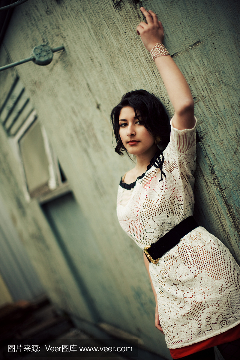 工业区年轻中东妇女