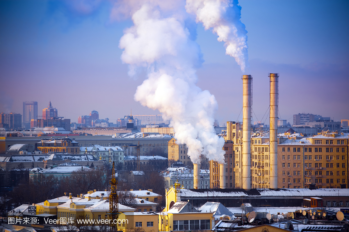 冬季城市景观带有蒸汽排放和工业污染