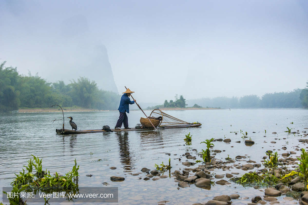 繁体中文75岁的高级渔夫在传统的衣服和竹帽