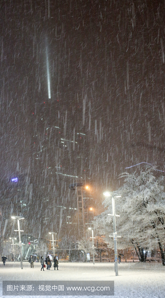 横滨地标塔在雪中