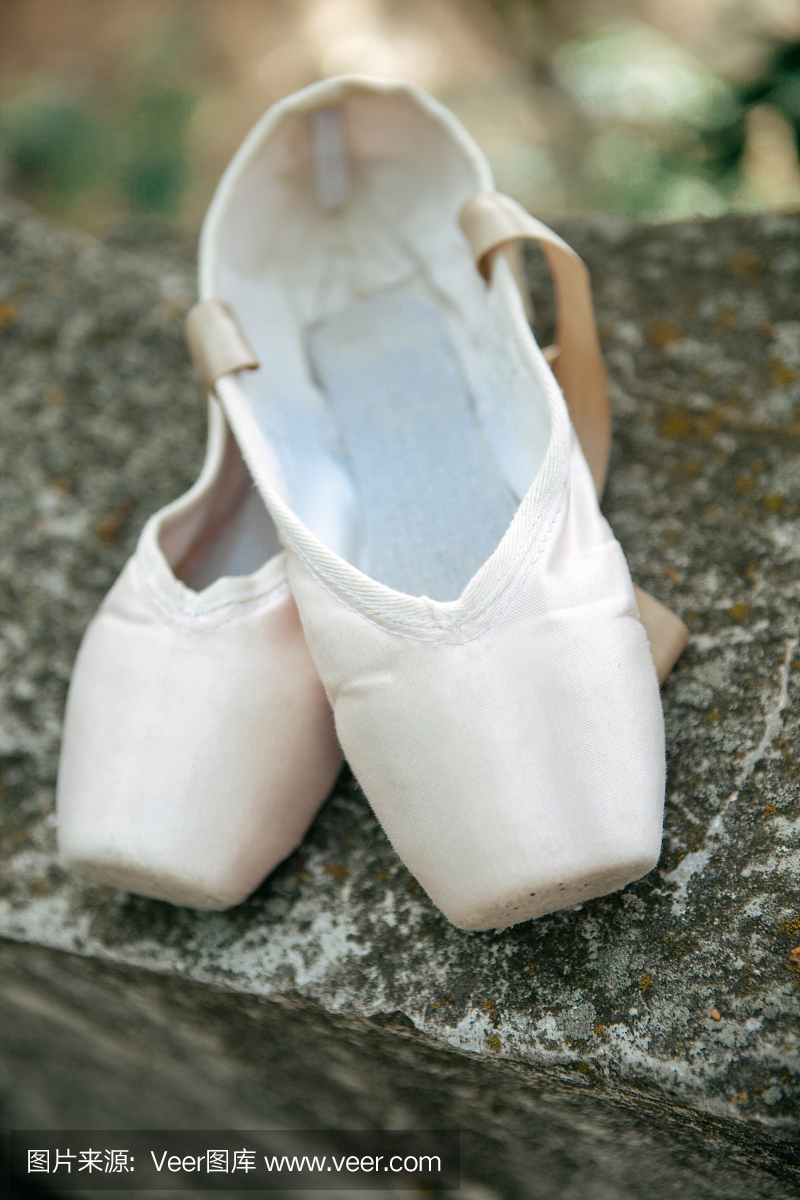 古典芭蕾舞女演员的普安特鞋,混凝土特写镜头