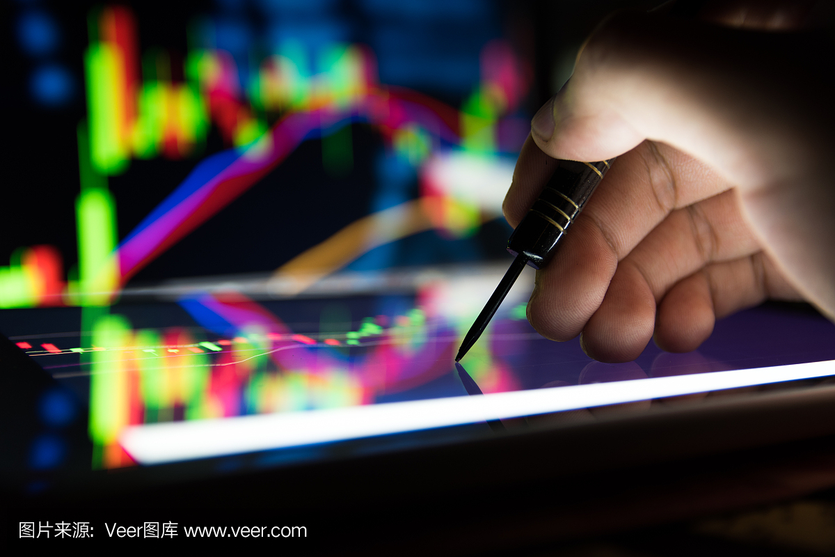 箭飞镖和人手指与图表股市交易平板电脑屏幕和