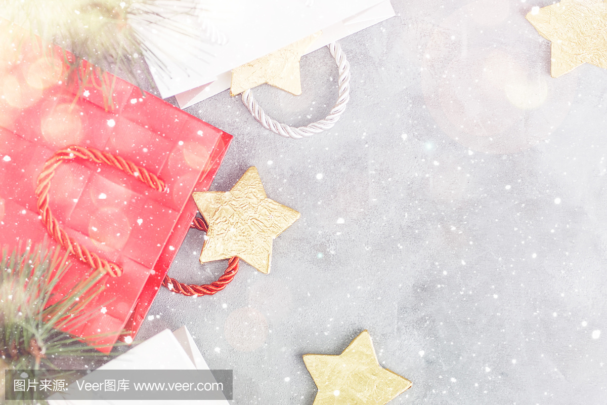 圣诞节背景:购物袋,礼品盒和金星下雪。新年