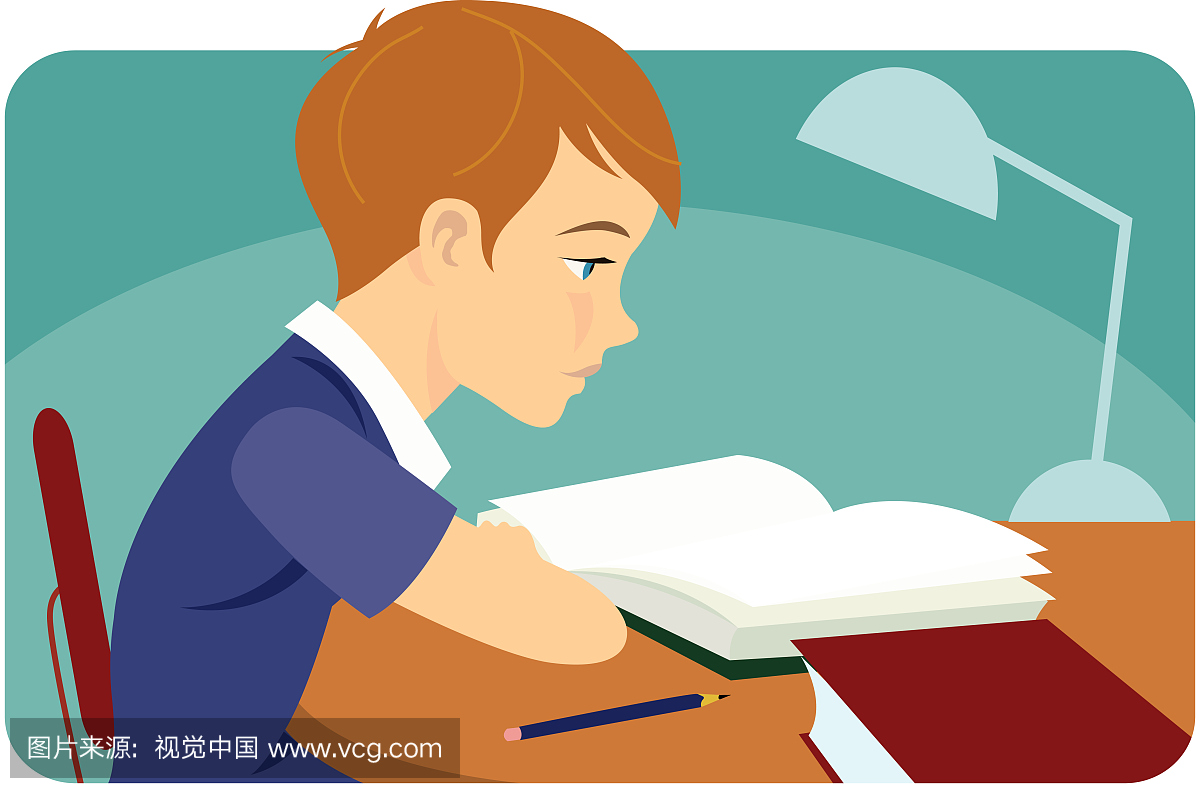 男孩在书桌做家庭作业,侧视图