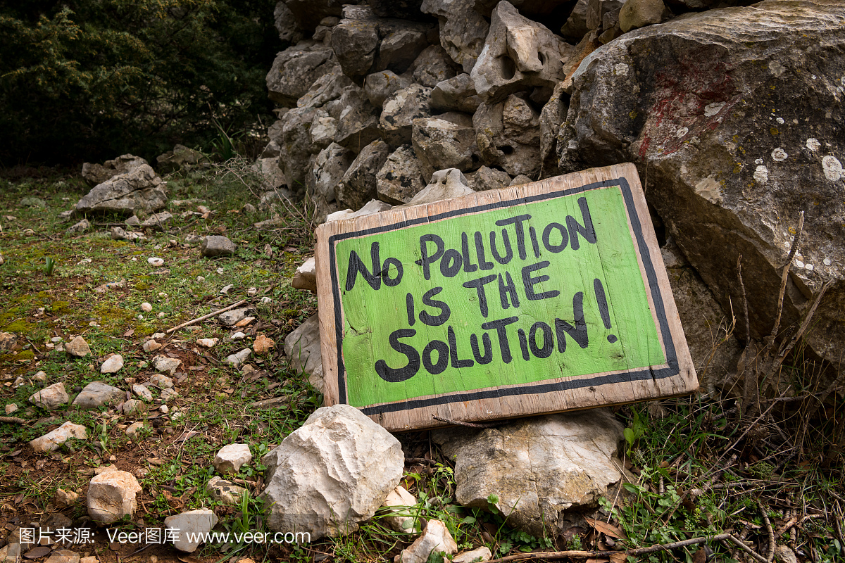 绿色的手写标志躺在地上说没有污染是解决方案