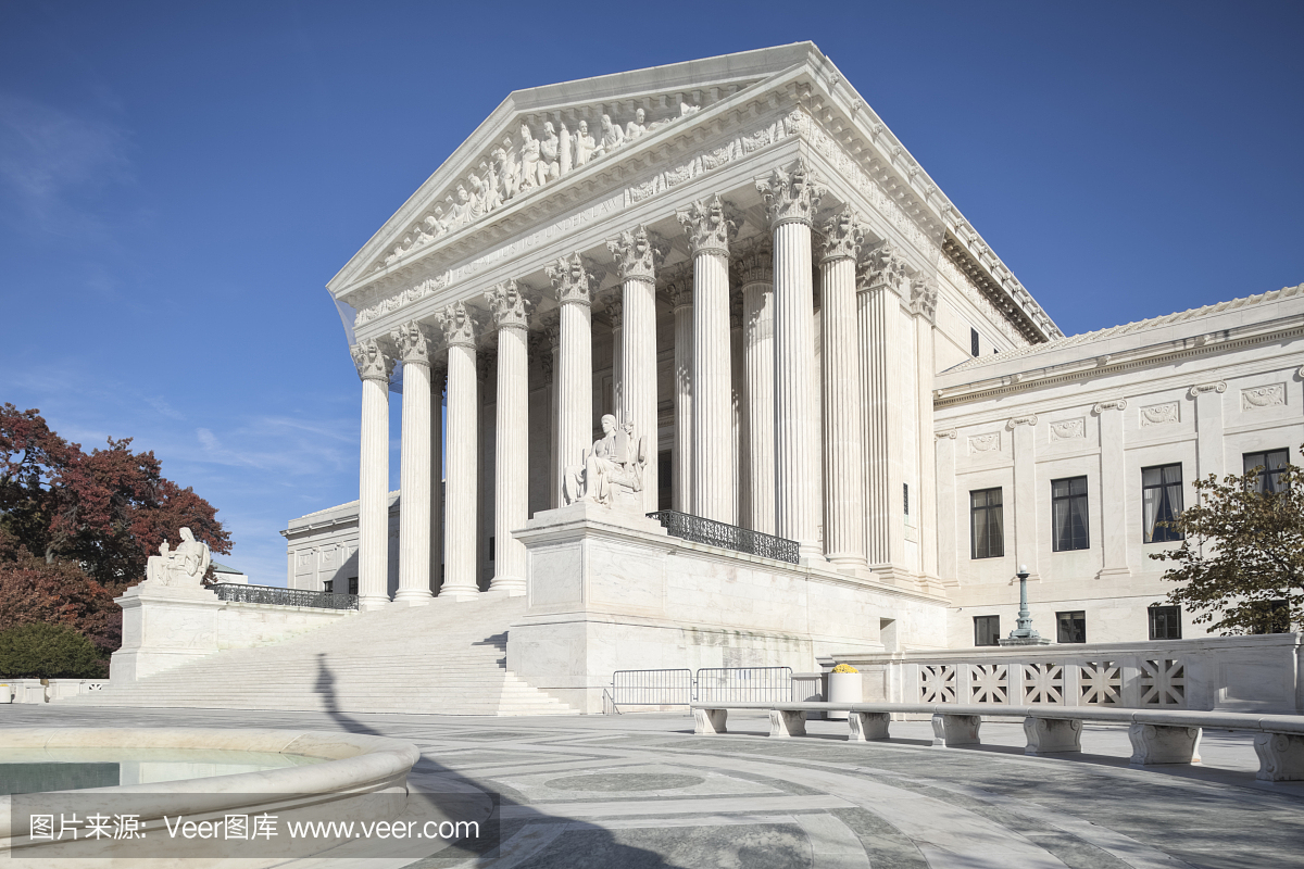 美国最高法院反映蓝天下的阳光