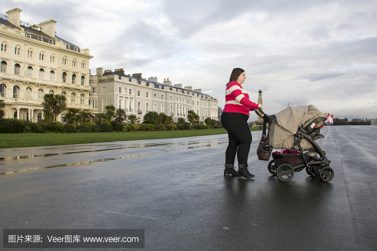 妇女在普利茅斯锄上推婴儿车