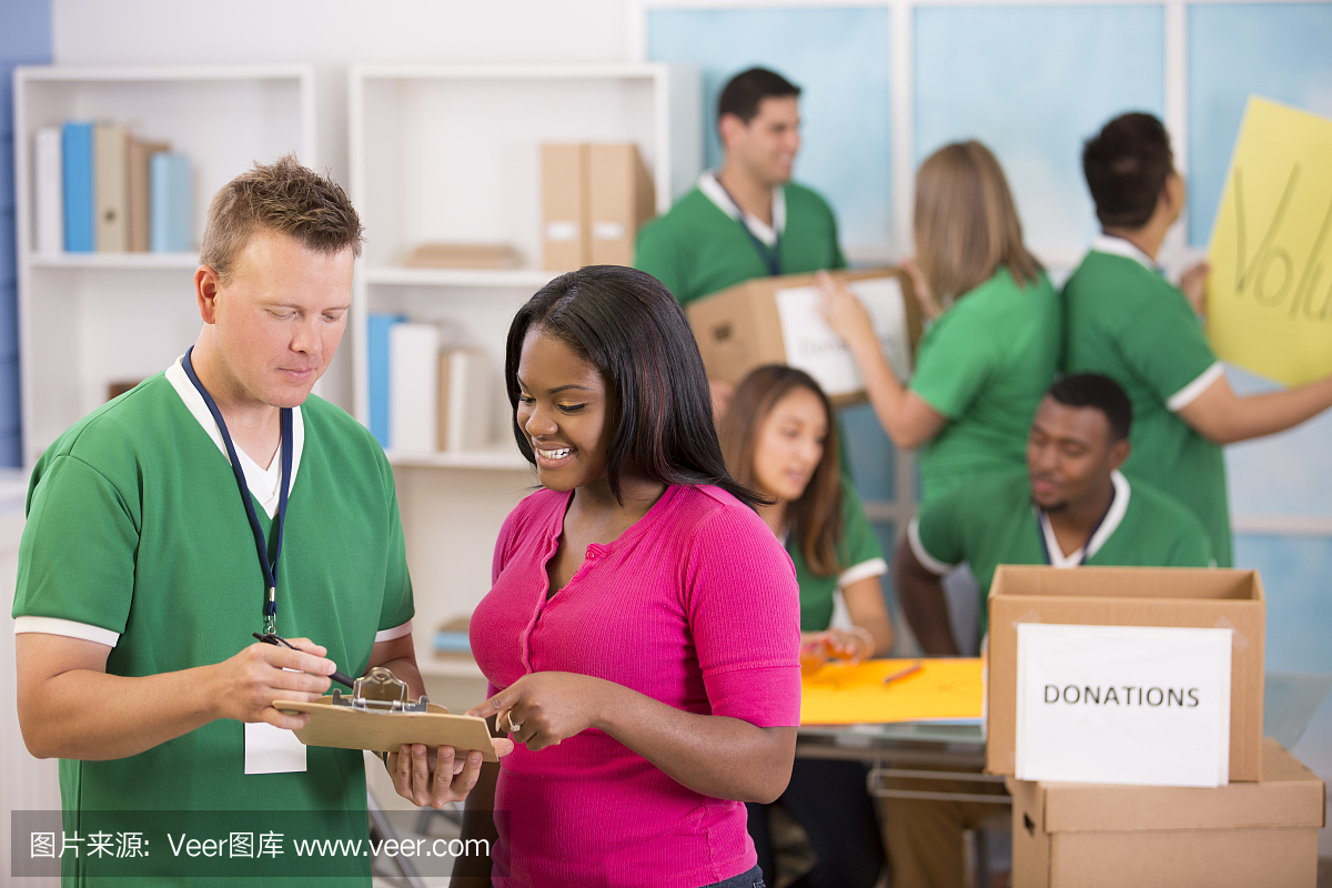 帮手!青少年志愿者组织捐款工作。