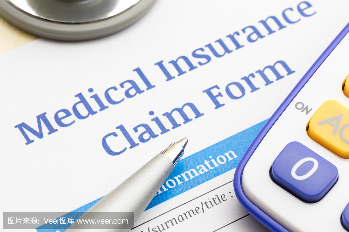 医疗保险索赔表,听诊器,笔和计算器符号为医疗