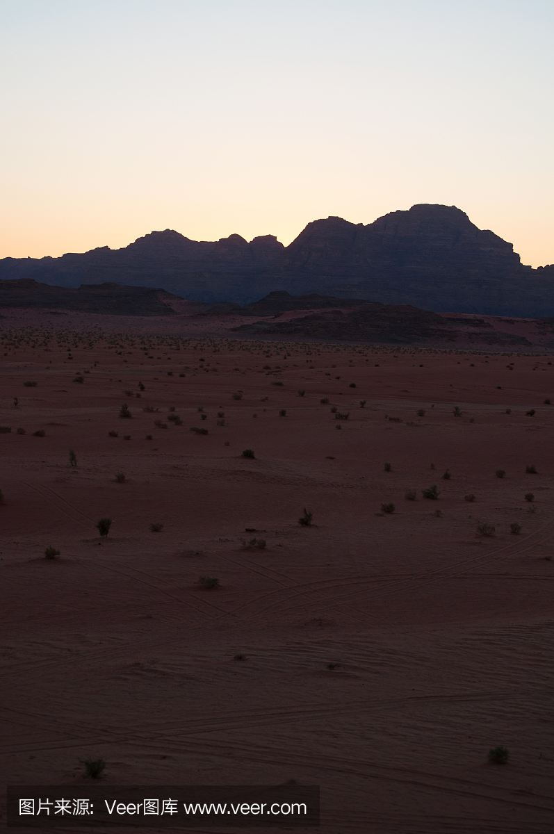 约旦:日落的约旦风景和瓦迪朗姆酒的沙漠,被称