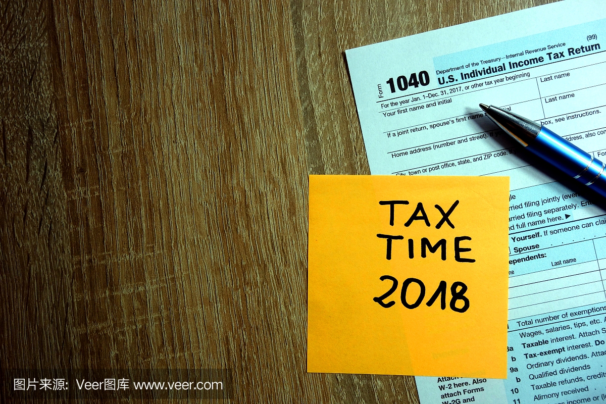 税时间文本,美国1040个人所得税申报表和笔在