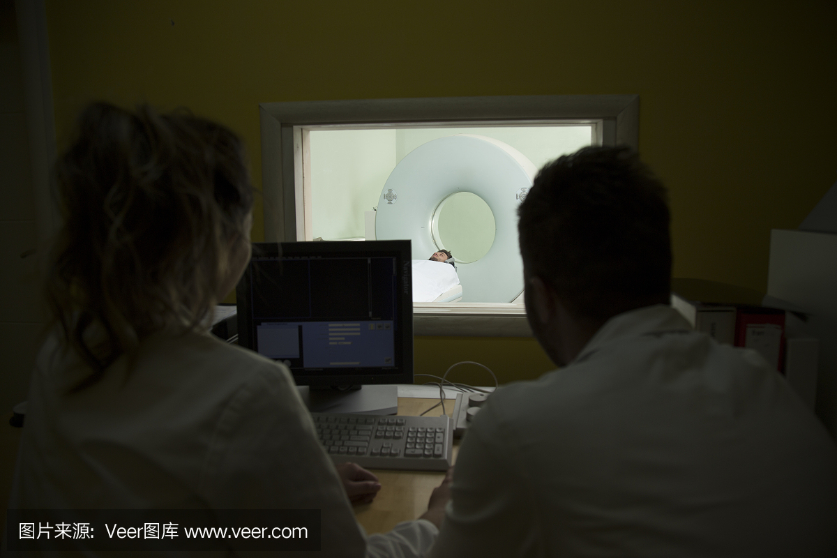 科学家扫描Ct扫描患者的大脑