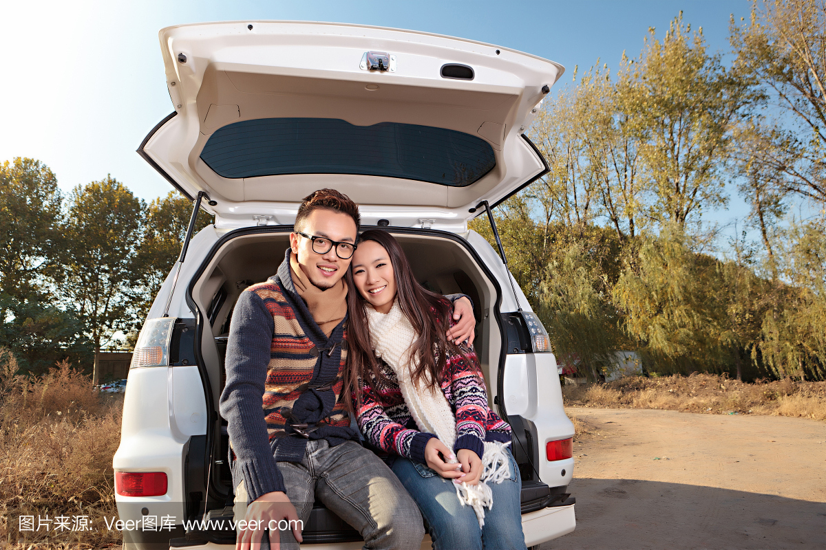 这对年轻夫妇开车去旅行