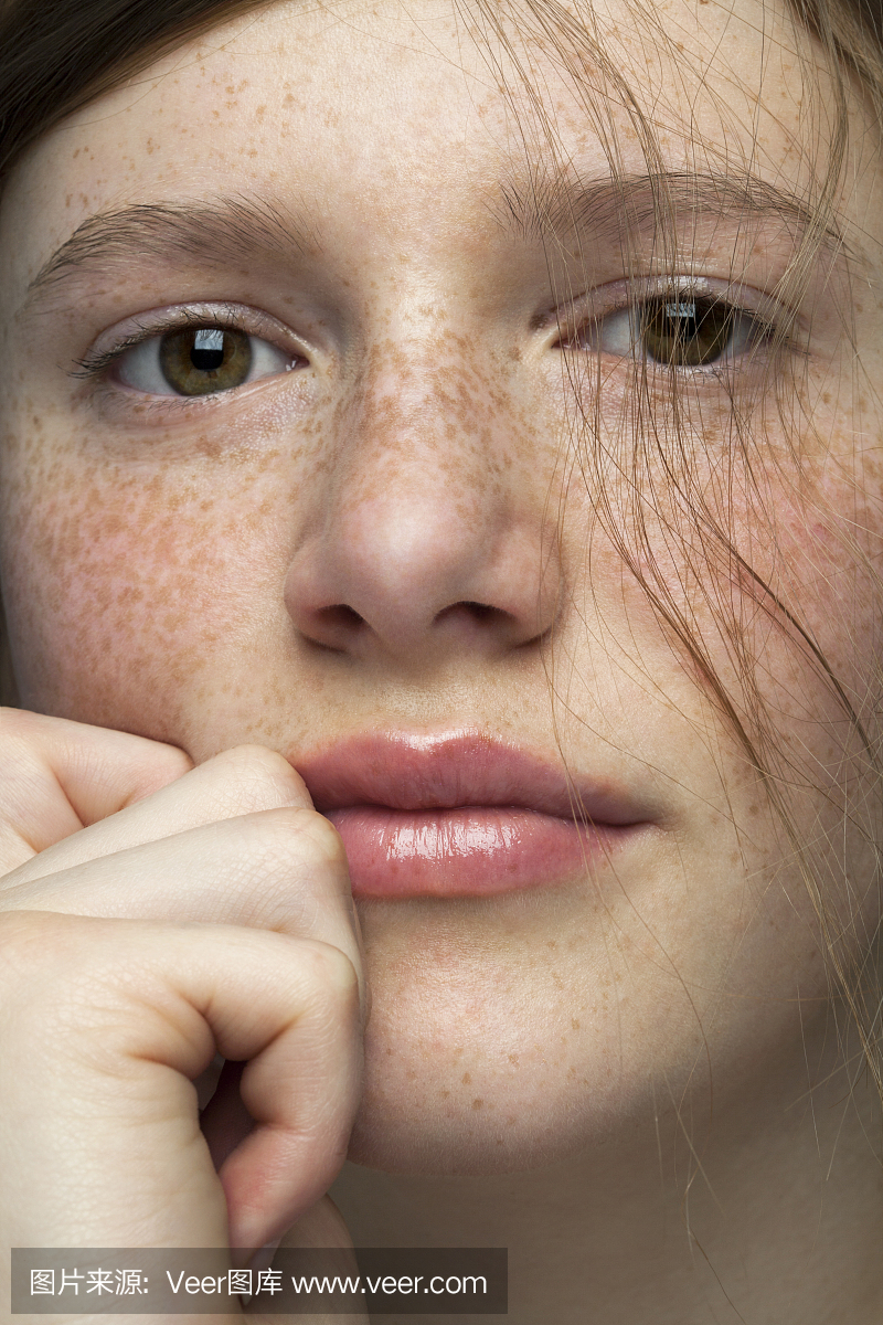 一个十几岁的女孩,苍白的皮肤和雀斑的肖像,她