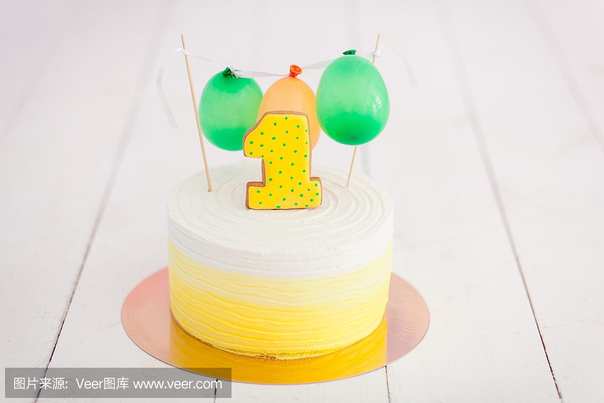 第一个生日粉碎蛋糕。蛋糕与第一和小气球。生