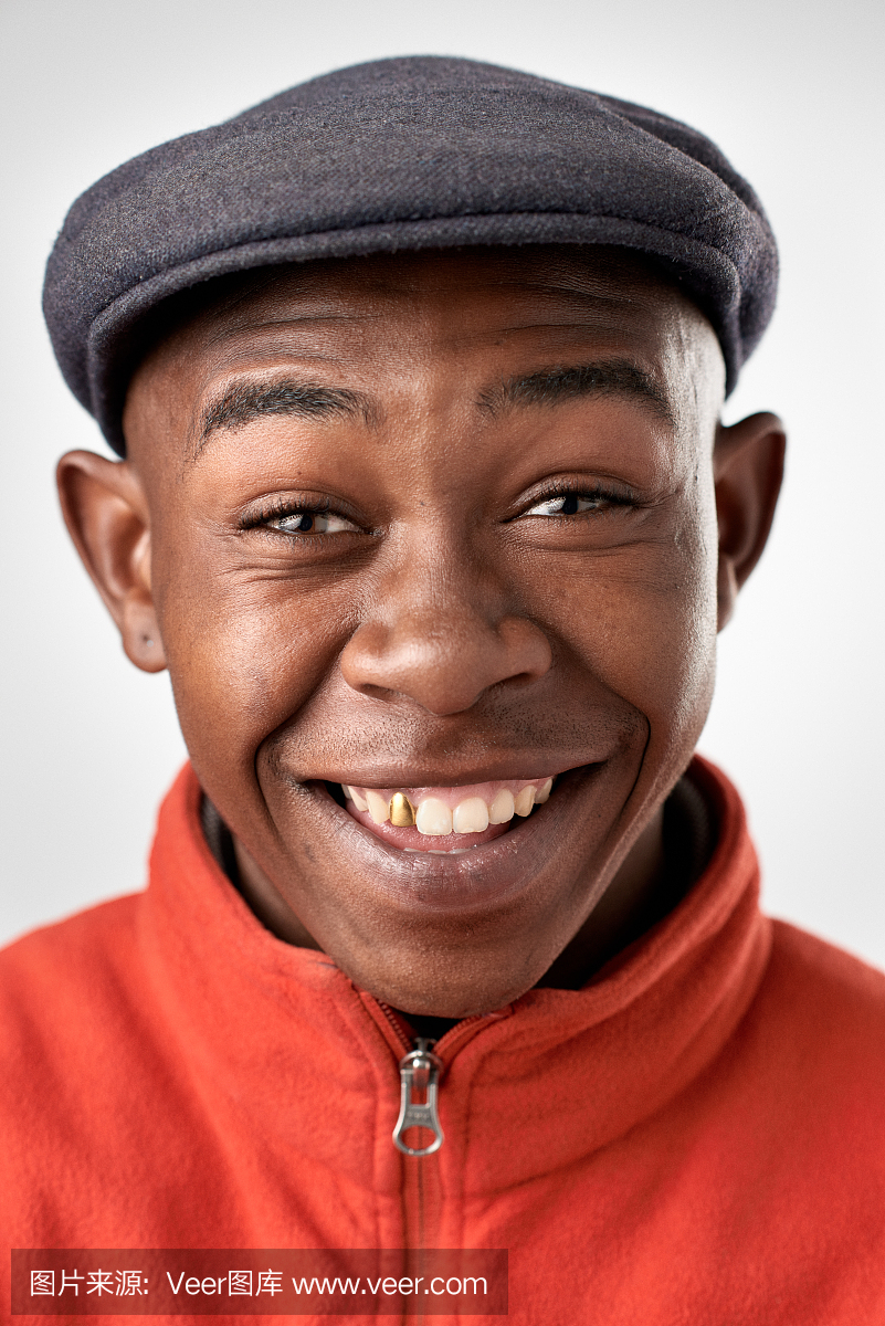 快乐的非洲人微笑愚蠢的表情的工作室肖像