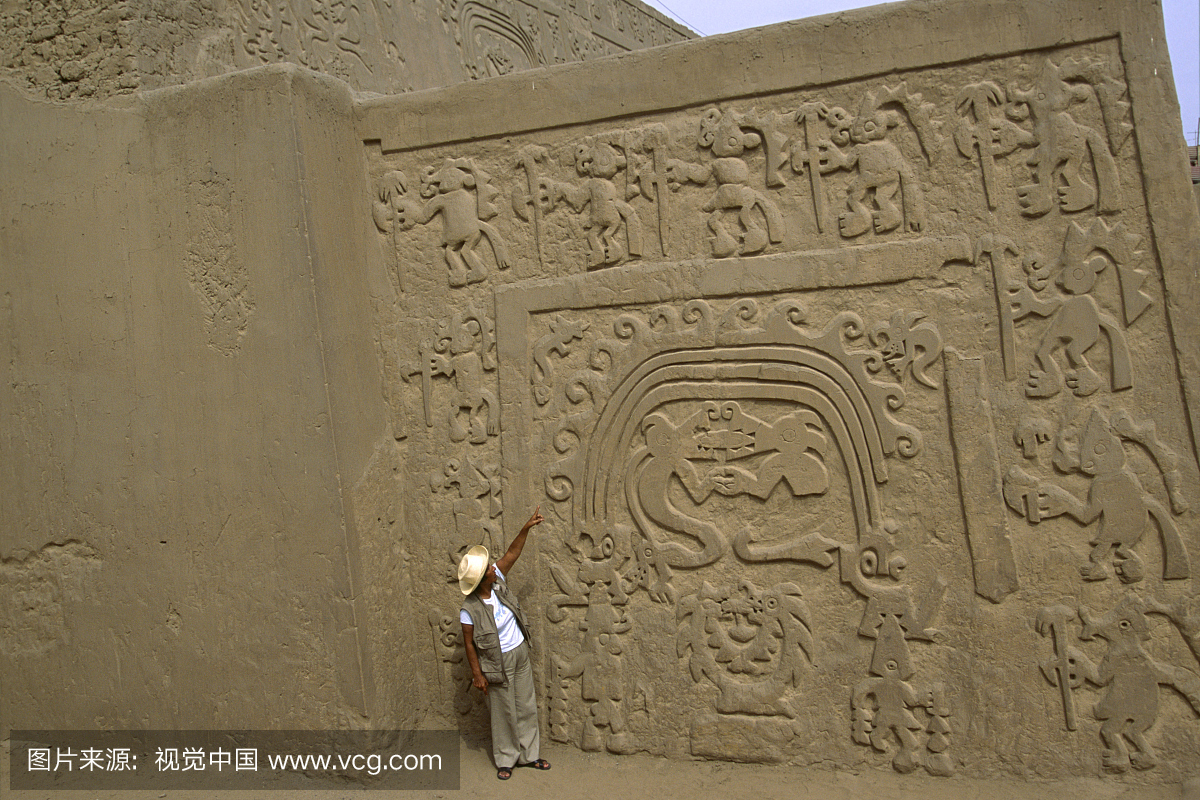 旅游指南解释了雕刻在秘鲁北部特鲁希略附近的