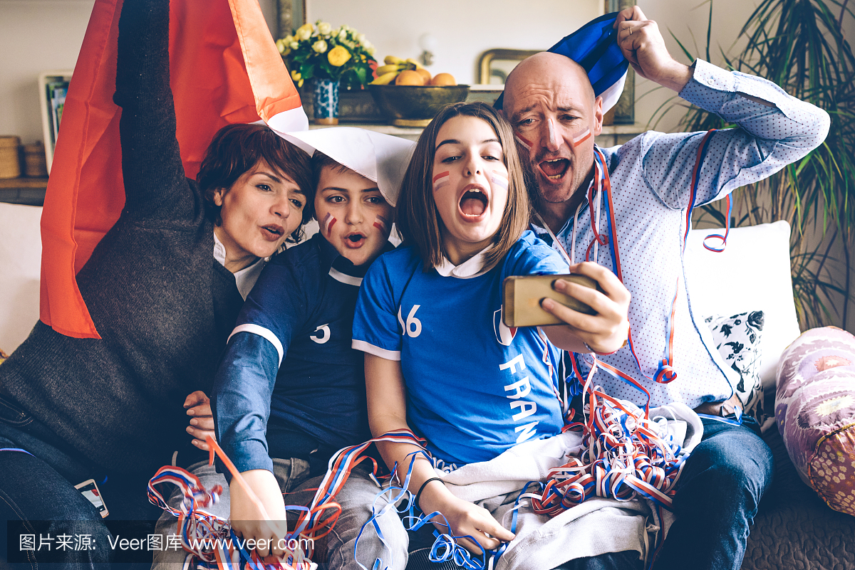 法国家庭足球迷在智能手机上观看足球比赛