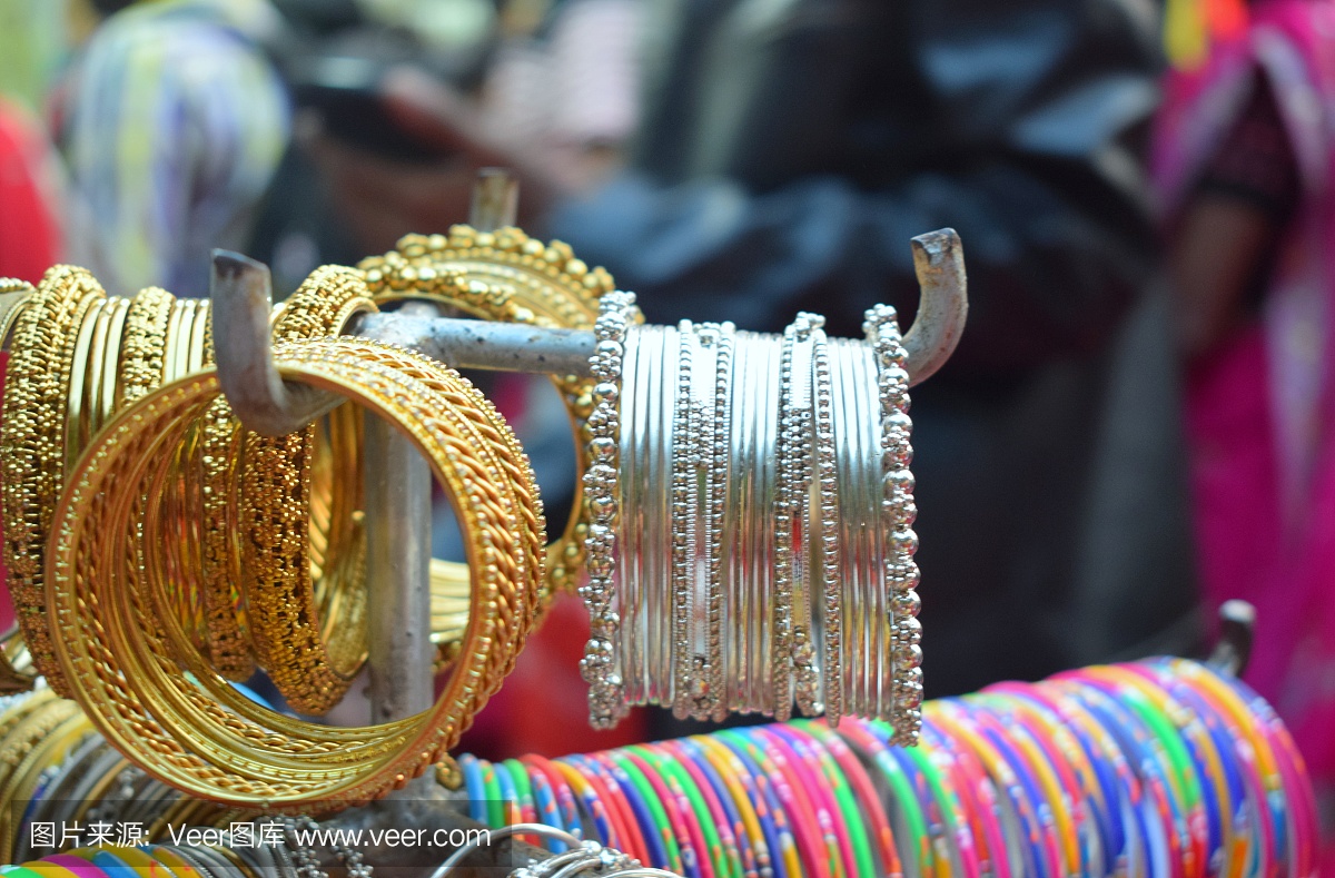 印度购物市场 - 传统的七彩手镯