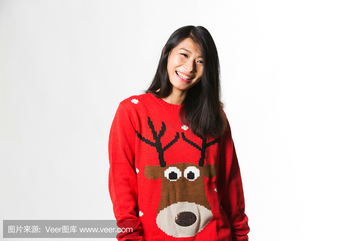 在背景中站立的圣诞节毛衣的中国女子