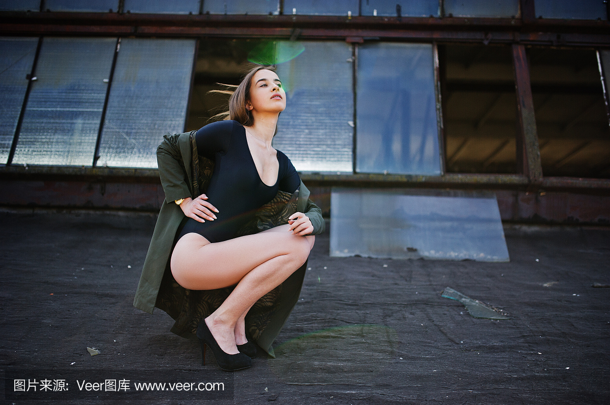 性感模特儿女孩机智长腿在黑色内衣装扮身体游