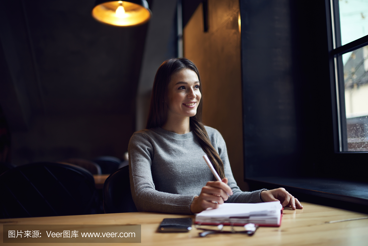 迷人的黑发女记者开始在咖啡厅工作一天创造文