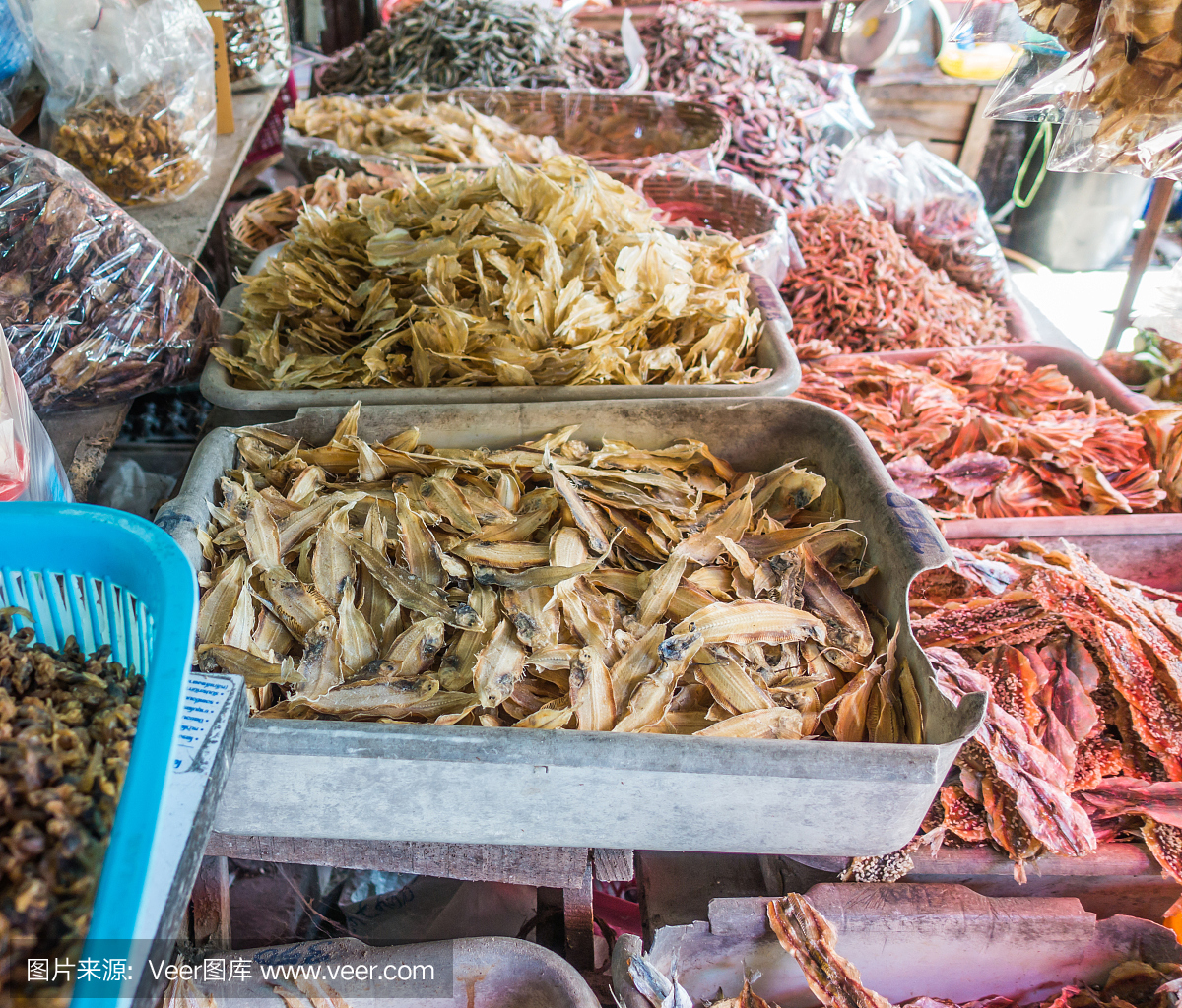 位于泰国普吉岛的干海鲜市场摊位