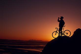 骑单车唯美背影图像-6kb